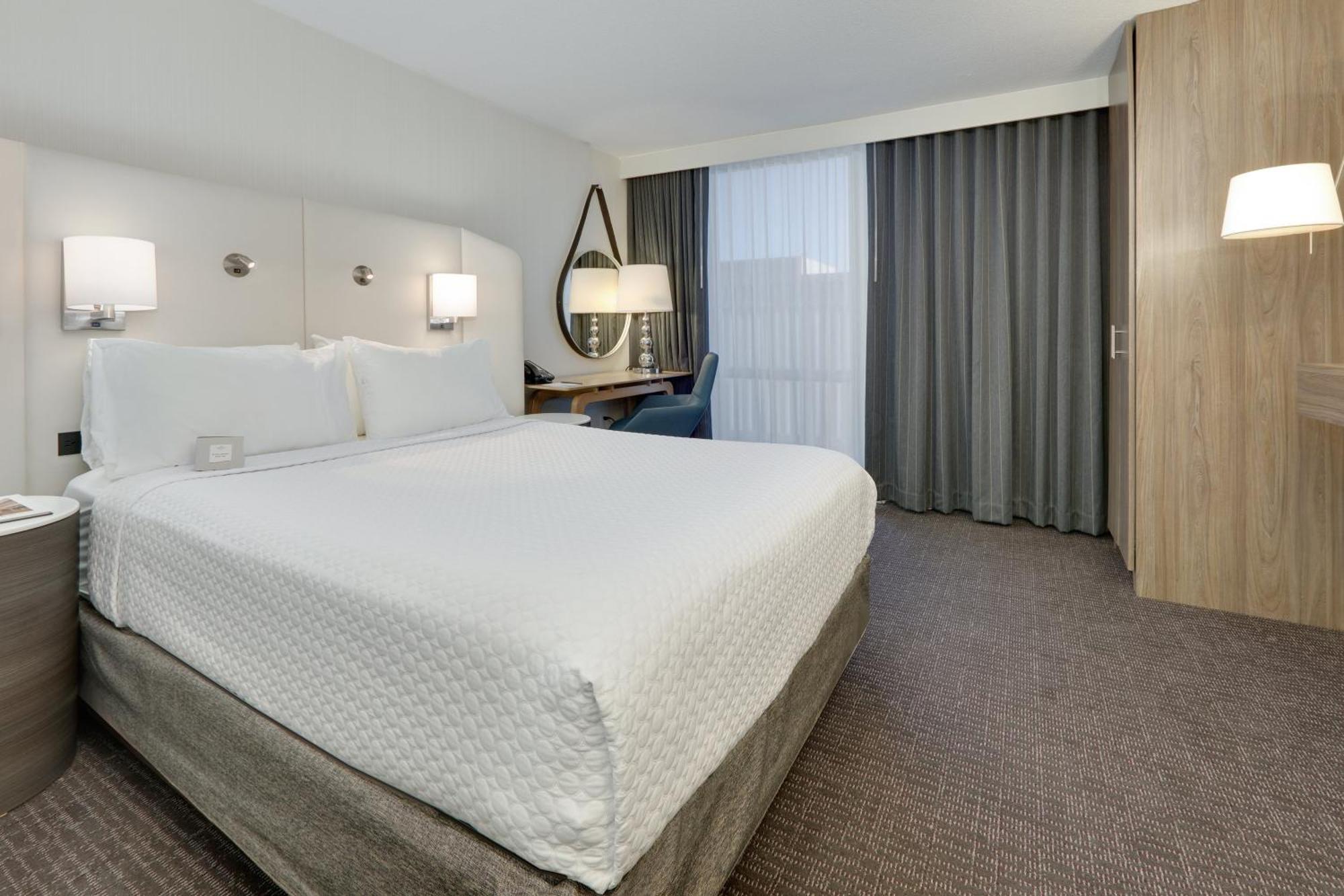 Chambre Lit Queen-Size pour Personnes à Mobilité Réduite avec Douche Accessible en Fauteuil Roulant - Non-Fumeurs