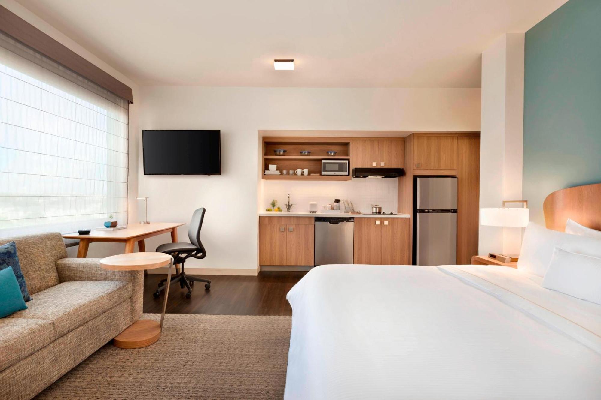 Guest room, 1 King, Pool view,1633028229:JPEG
